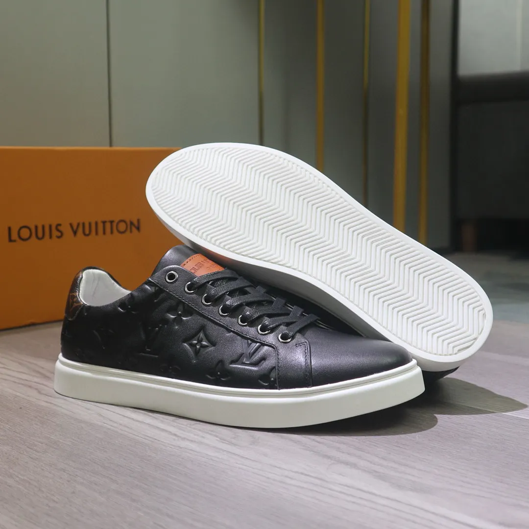 Factory price: 400💰 LV's latest casual men's shoes👉 👉 Popular casual fashion style, 💞 Simple and elegant style, 🔊 The fabric is made of imported cowhide, ☑️Comfortable sheepskin lining, original wear-resistant rubber outsole, the classic model in the counter is taken in kind, code number: 38-44, (45 can be customized)